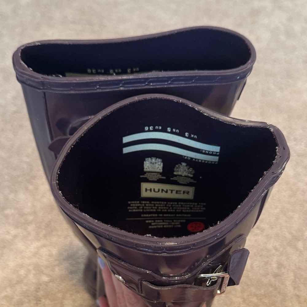 Hunter Tall Gloss Rain Boots in Purple with Cream Fleece Inserts - Picture 4 of 7